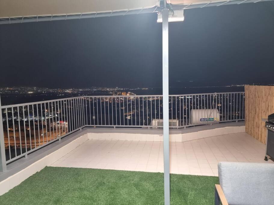 Апартаменты דירת זוּגַג מפנקת עם מרפסת משגעת ונוף למפרץ. Эйлат Экстерьер фото